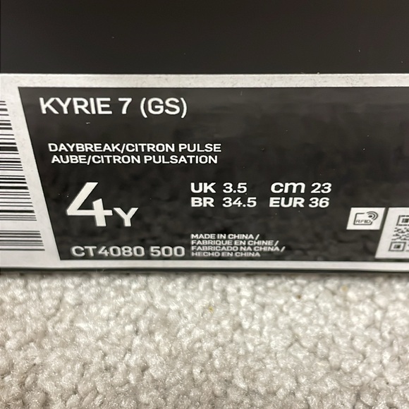 Nike Kyrie 7 Basketball Sneakers - size 4 Youth - Picture 6 of 8